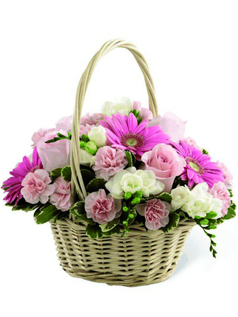 Cesto con frutta fresca di stagione e bouquet di fiori rosa